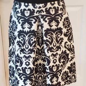 Loft skirt bold black and white with one pleate size 4p
